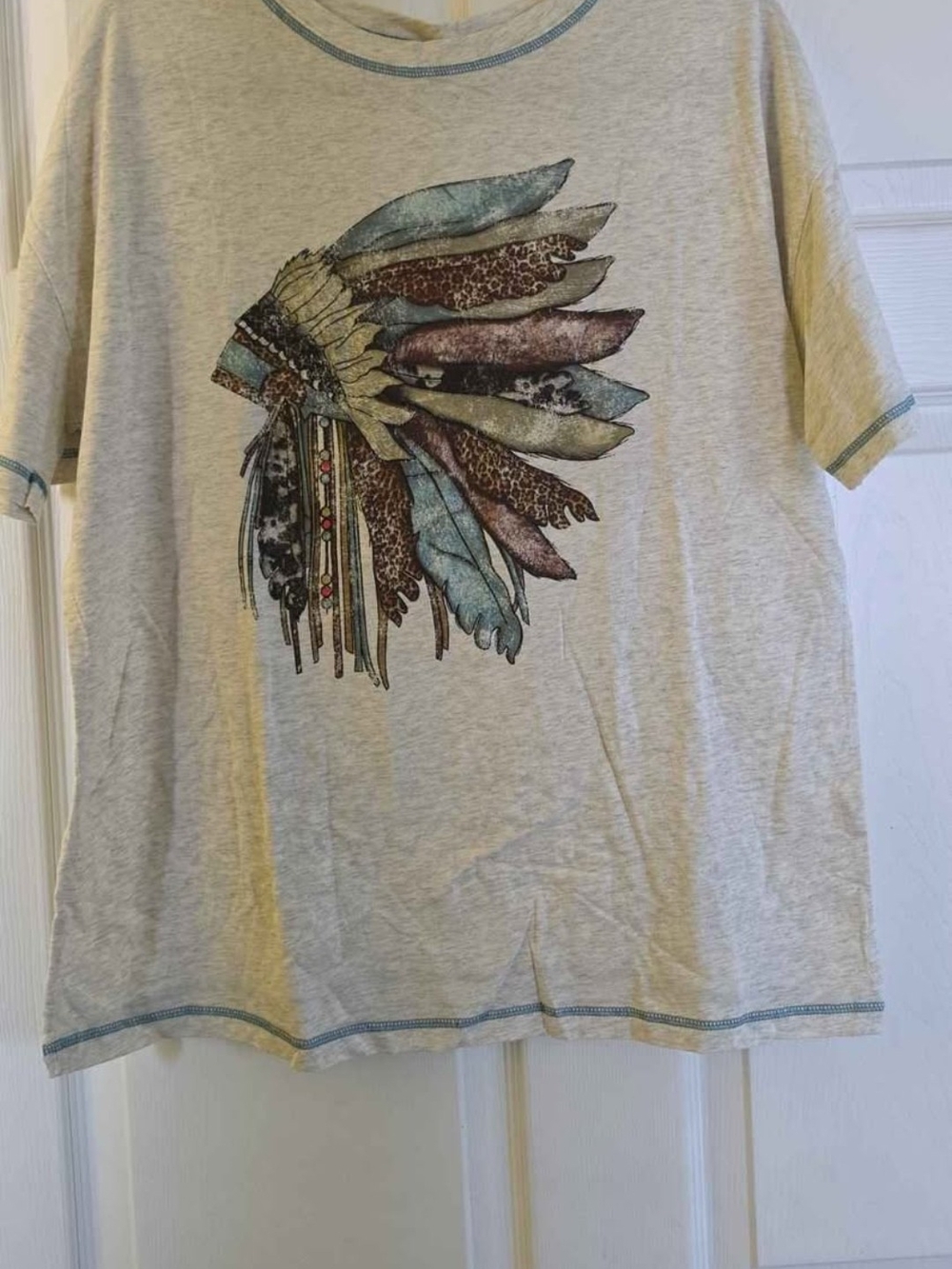 Women’s Short Sleeve Tee with Feather Headdress Graphic - Gray